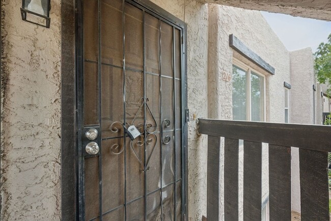 Photo - 1927 E Hampton Ave #216 House