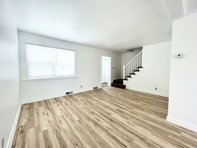 Building Photo - 2 bed, 1 bath condo