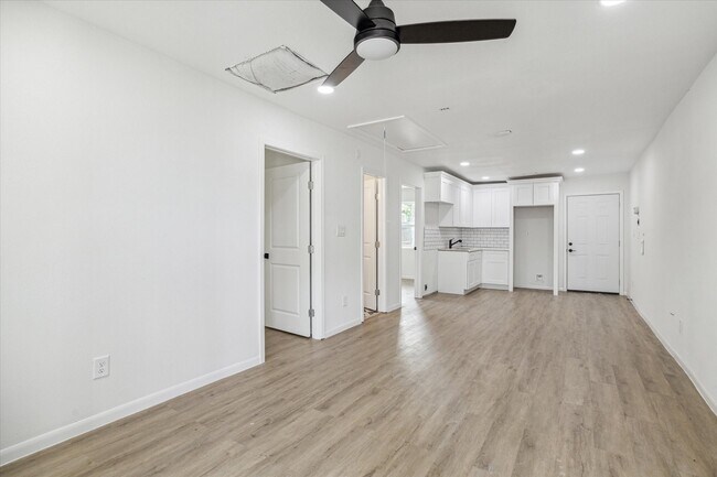 Foto del edificio - 306 E E 40TH 1/2