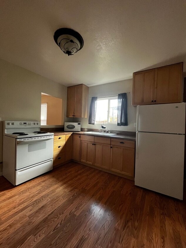 Building Photo - 2 bedroom 1 bath house with 1 car garage l...
