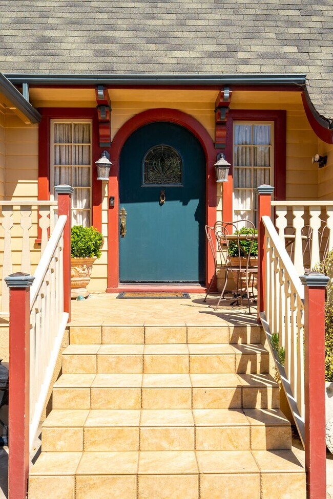 Building Photo - Historic Ventura Hillside Home!