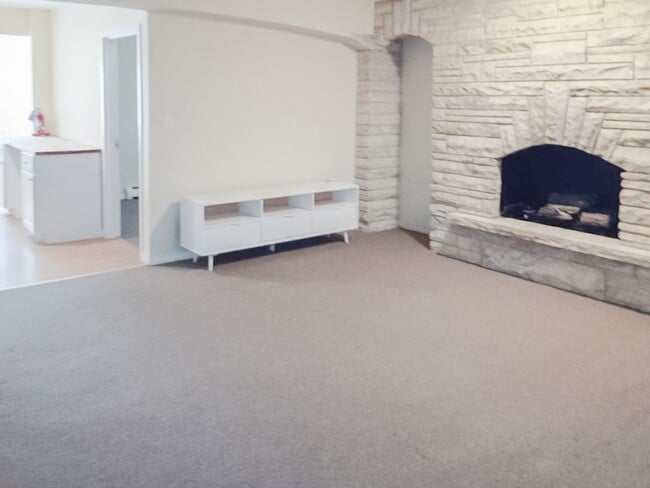 Large 1br with Fireplace - Large 1br with Fireplace Apartment