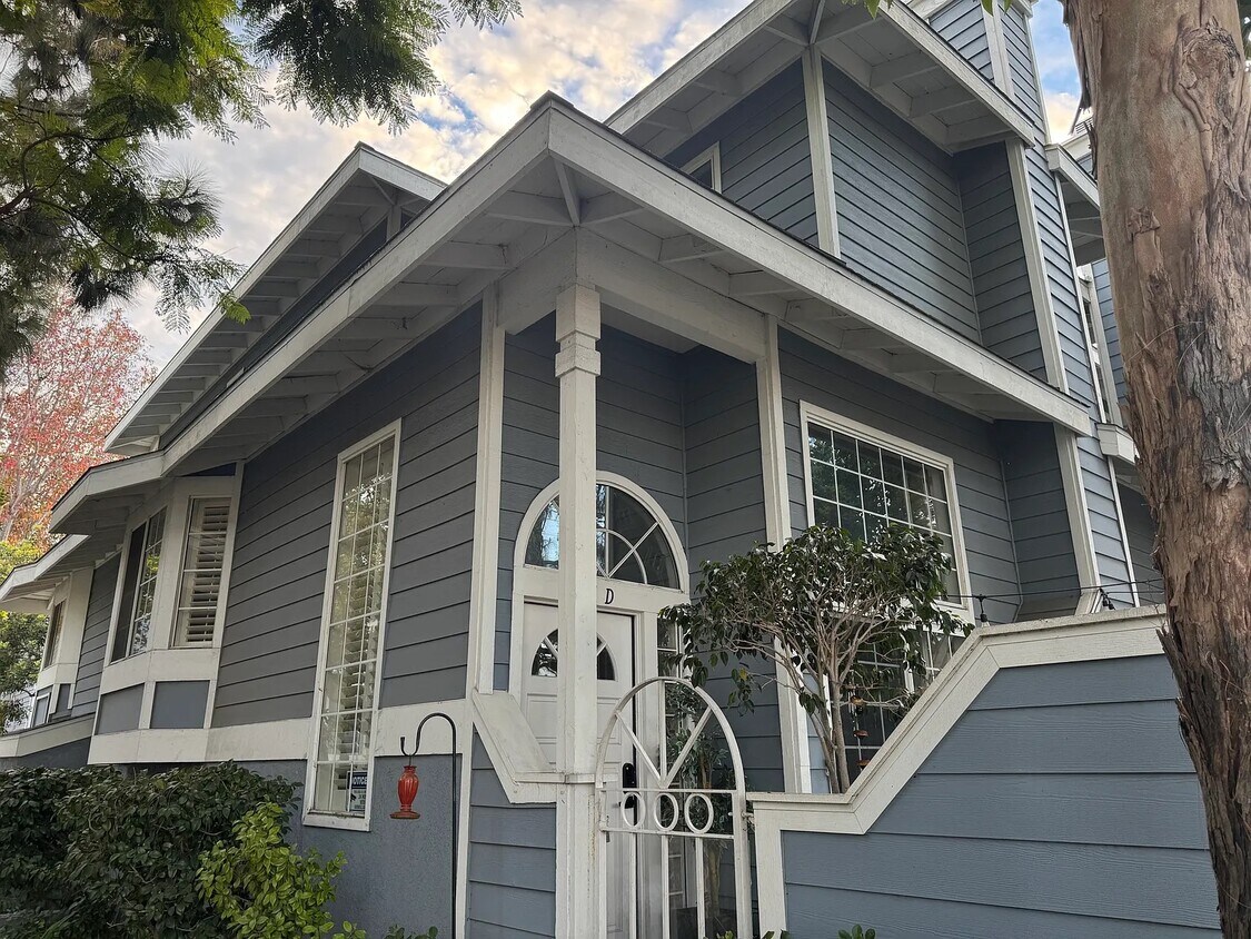 Foto principal - 8115 Surfline Dr