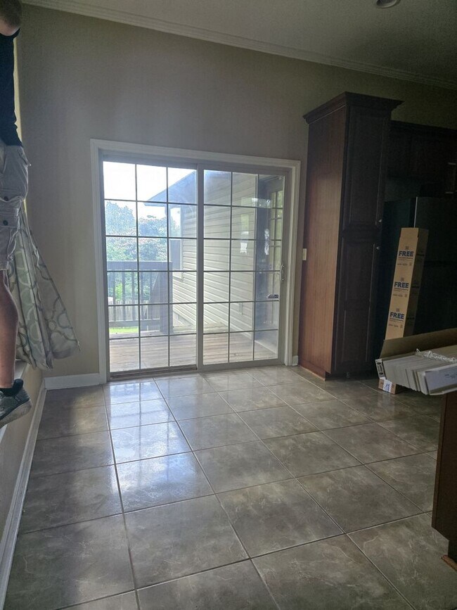 Building Photo - 3 bedroom 2 bath home for lease