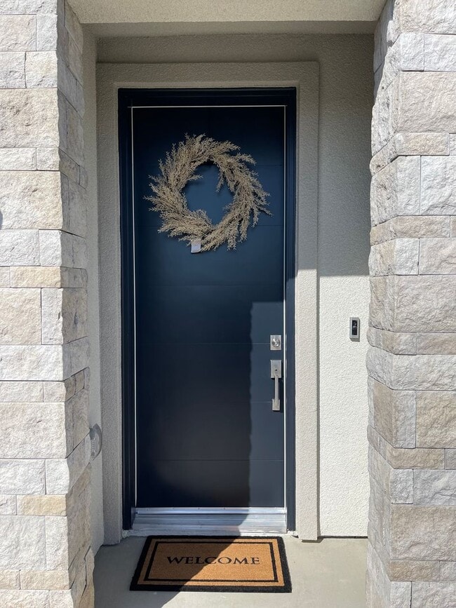 Building Photo - Modern Clovis Town Home, 2BR/2BA, CUSD w/ Solar