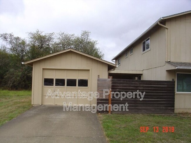 Building Photo - 1952 Applegate St