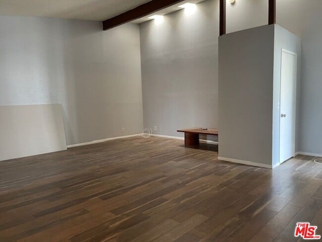 Building Photo - 1502 N Kenmore Ave