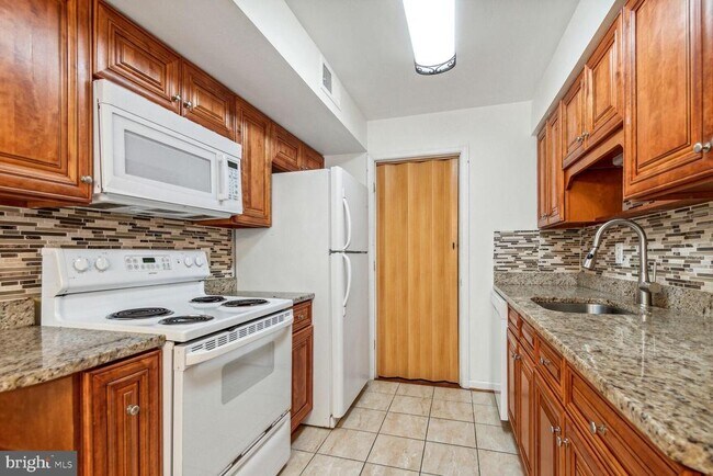 Building Photo - 2401 Normandy Square Pl