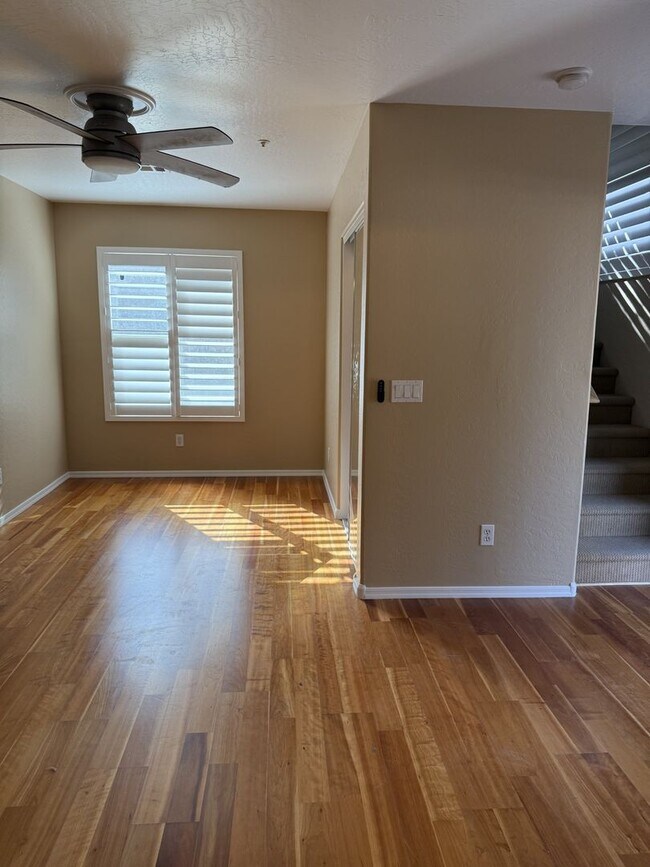 Foto del edificio - Tri-level townhouse at Gilbert & Guadalupe!