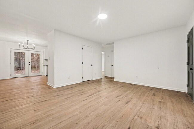 Building Photo - 5003 Lakecrest Dr