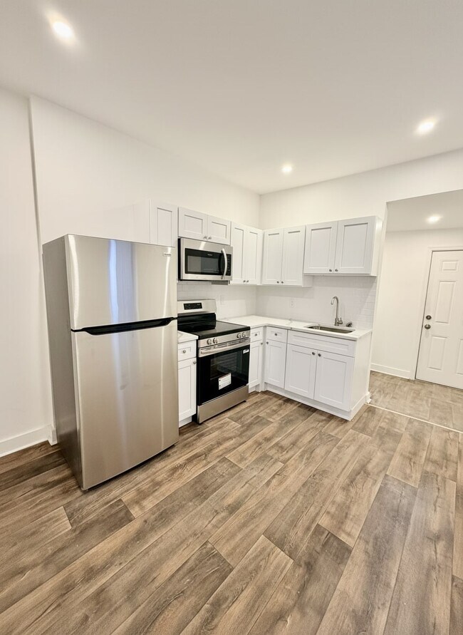 Building Photo - 2072 Pickwick St