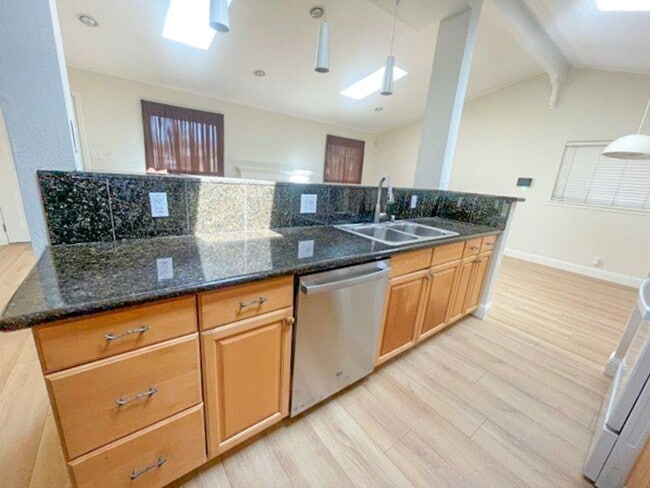 Building Photo - 3 Bed 2 Bath Home in Newark with Large Backyard! Small Pets Welcomed!