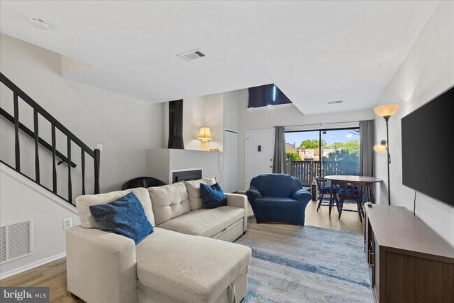 Foto del edificio - 3911 Woodhue Pl