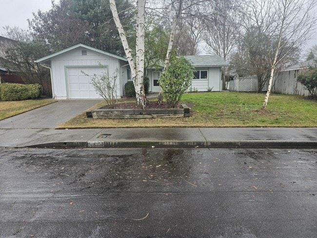 Building Photo - 3 bed 1 bath  Home for Rent in Grants Pass