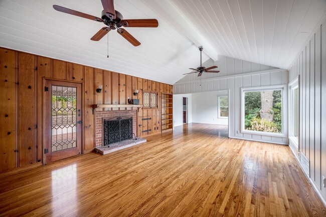 Living room with vaulted ceilings - 2086 N Beverly Glen Blvd