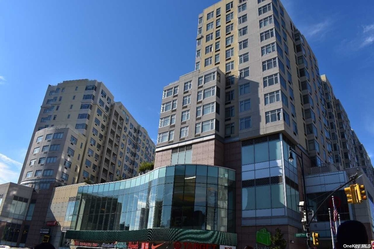 Foto principal - 40-28 College Point Blvd
