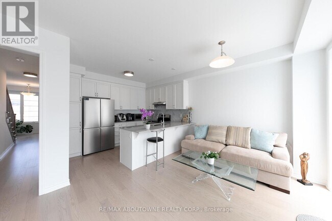 Building Photo - 3040 Bramall Gdns