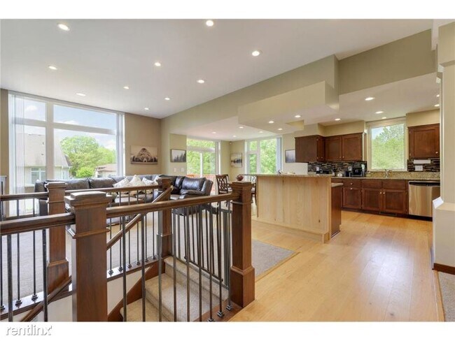 Building Photo - 4 br, 3 bath House - 2083 Division Street N