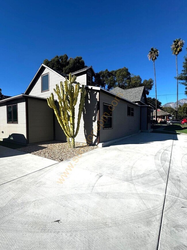 Building Photo - 696 E 9th St