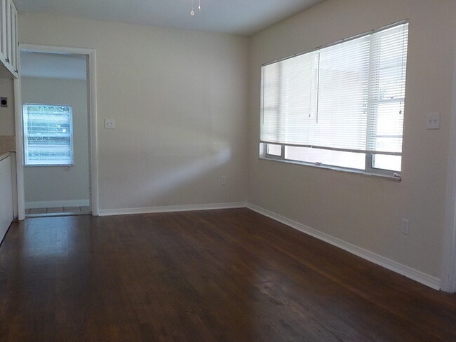 Foto del edificio - 441 S Elm Rd