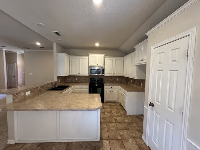 Building Photo - Lovely 3-Bedroom Home with Cozy Fireplace ...