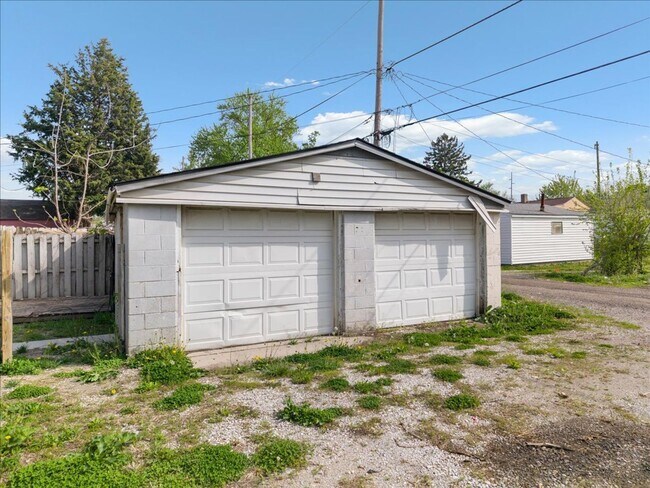 Foto del edificio - Spacious 4 Bedroom, 2 Bath Home with Detached 2-Car Garage!