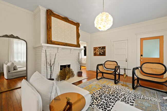 Building Photo - 211 W 40th St