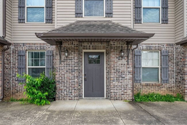 Building Photo - Pet Friendly Two Bedroom!