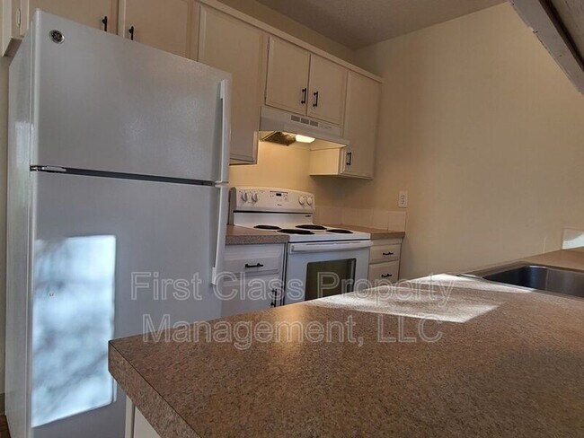 Foto del edificio - 3855 Lake Grove Ave