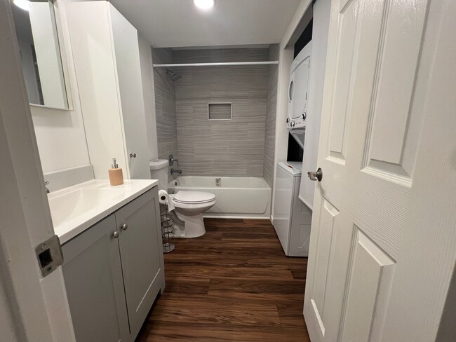 Building Photo - Renovated Top-Floor Condo in Prime Kirklan...