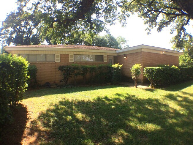 Foto del edificio - Charismatic 3 Bed 2 Bath Home!