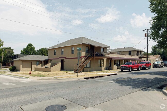 Primary Photo - 901-911 E Brooks St