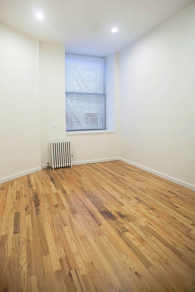 Building Photo - 124 E 28th St