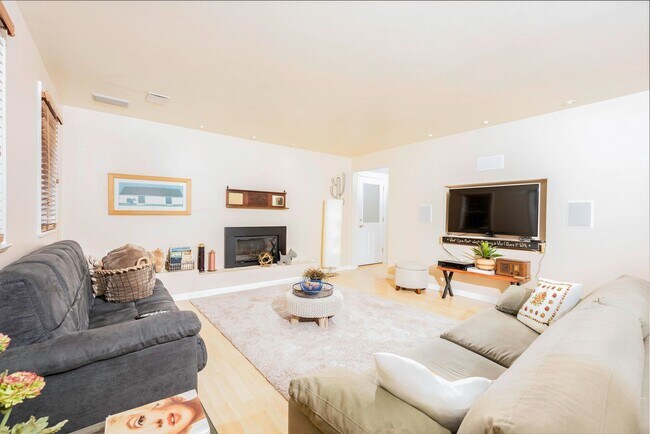 Foto del edificio - Amazingly Beautiful Fully Renovated 4BR/DEN/3FB/GAR North Bethesda Home