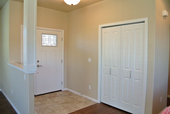 Foto del edificio - Stunning 5 Bed / 3.5 Bath Executive Home with Two Primary Suites!
