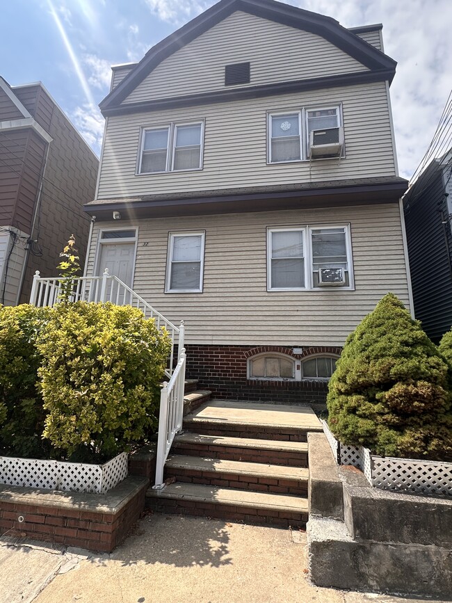 Building Photo - 32 E 47th St