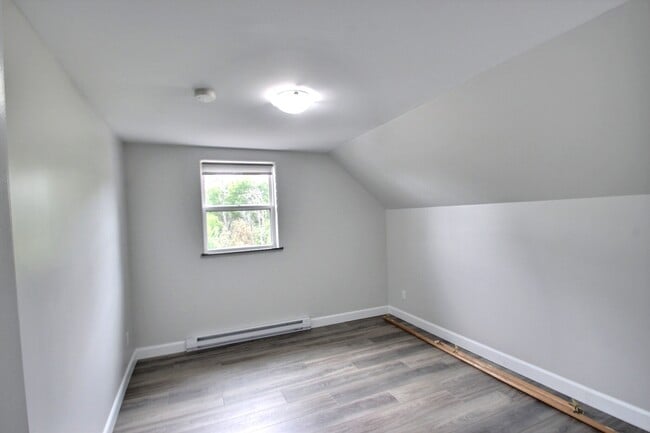 Building Photo - 142 Almag