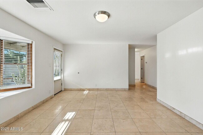 Foto del edificio - 3519 N 63rd Pl