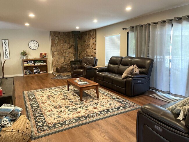 Foto del edificio - 3 bedroom 2 bath FURNISHED home in Lake Wi...