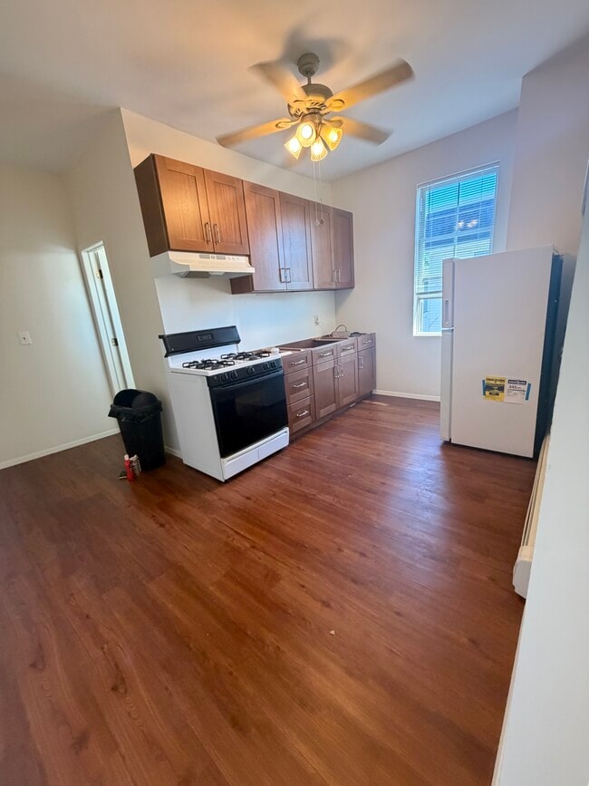 Building Photo - 304 N Wellwood Ave