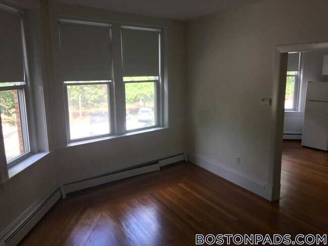 Building Photo - 1539 Beacon St