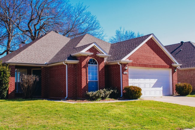 Photo - 2610 Wandering Oak Dr House