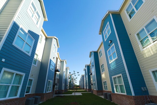 Building Photo - Skyland At Reserve