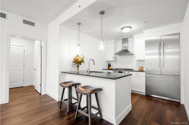 Building Photo - Tqyro building