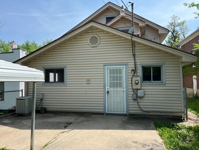 Building Photo - 4 bedrooms 2 full bathrooms for rent