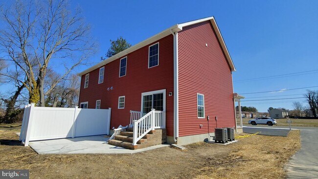 Building Photo - 122 N West St
