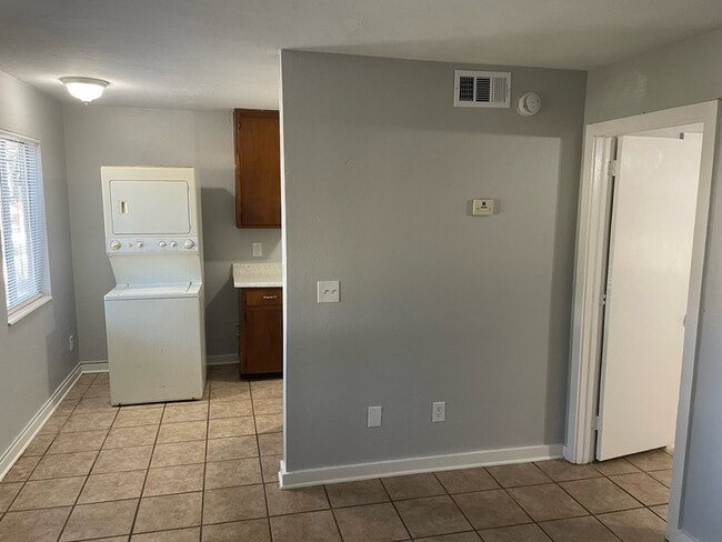 Building Photo - 215 Lovelace Dr