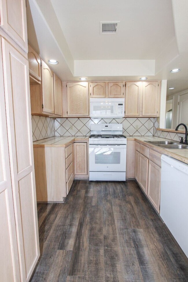 Foto del edificio - 3249 N Hedgewood Dr