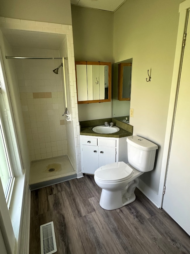 Building Photo - 1904