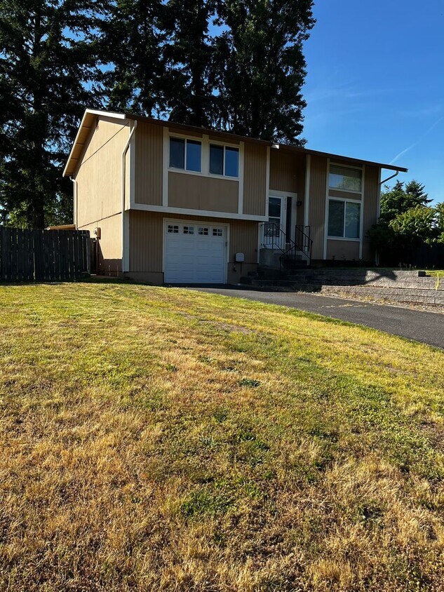 Foto principal - Quiet 3 bedroom, 1.5 bath and 1 car garage...